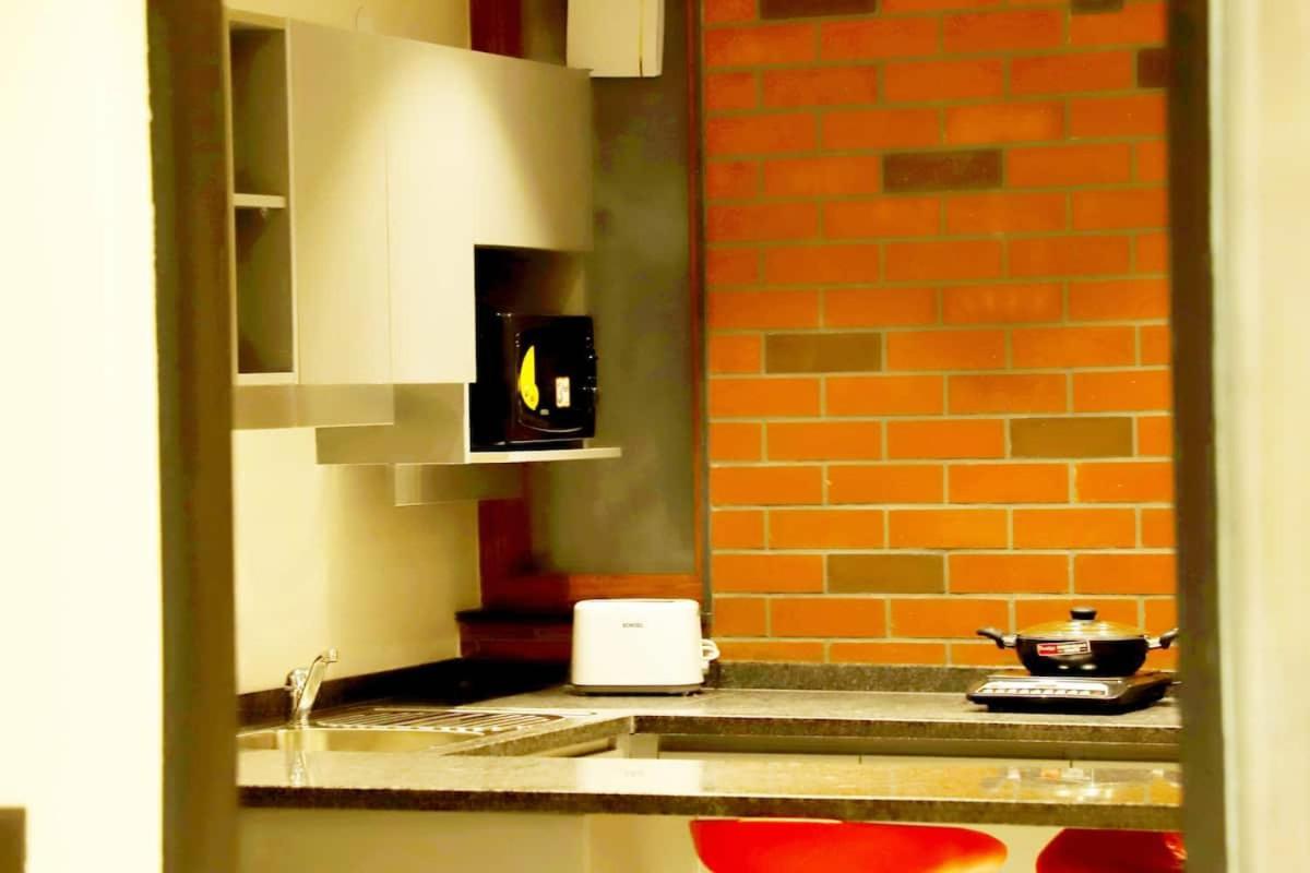 Apt# One-Four-Two - With Lift - High Speed Wifi - Smart Tv Нью-Дели Экстерьер фото