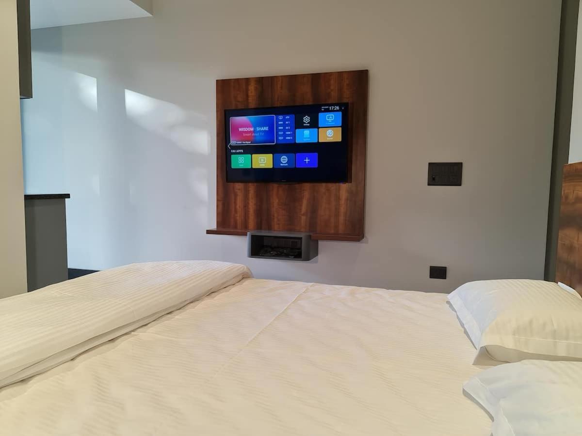 Apt# One-Four-Two - With Lift - High Speed Wifi - Smart Tv Нью-Дели Экстерьер фото